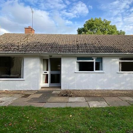 Cheerful 3 Bedroom Bungalow With Indoor Fire Place Gloucester Exterior foto
