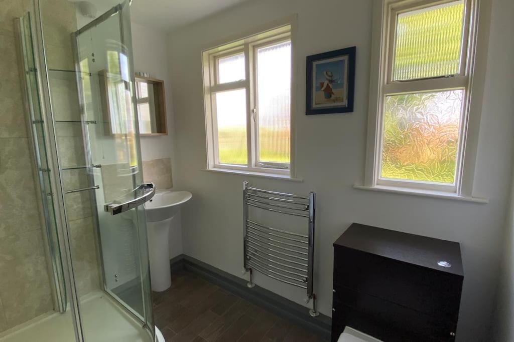Cheerful 3 Bedroom Bungalow With Indoor Fire Place Gloucester Exterior foto