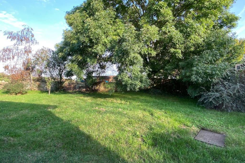 Cheerful 3 Bedroom Bungalow With Indoor Fire Place Gloucester Exterior foto